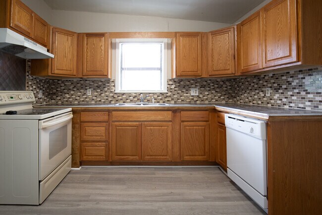 Kitchen facing street - 1513 Atkamire Dr Unit Apt A