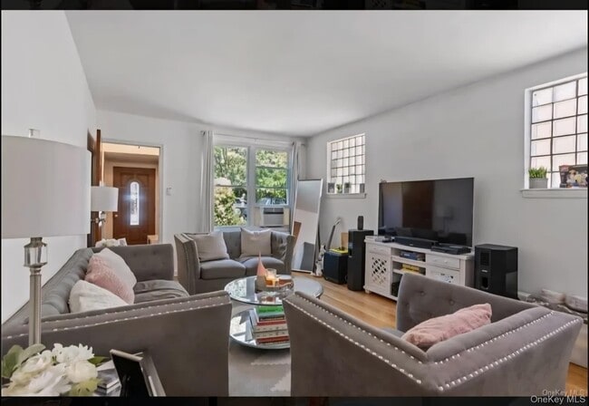 Building Photo - 1920 Hutchinson River Pkwy E Unit 1 Rental