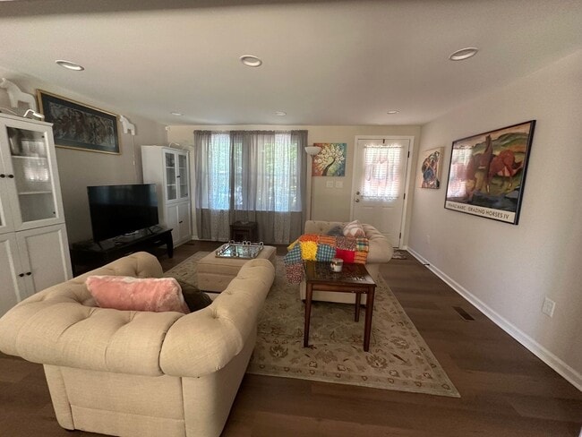 Photo - Beautiful furnished well maintain 3 bedrooms, 1.5 Baths