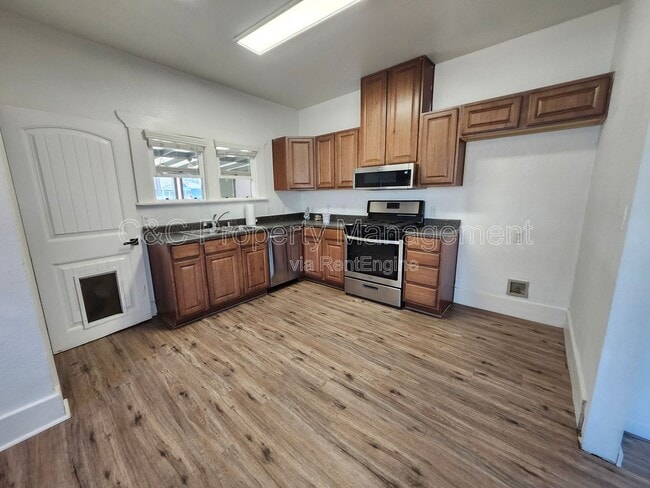 Building Photo - 765 E San Joaquin Ave