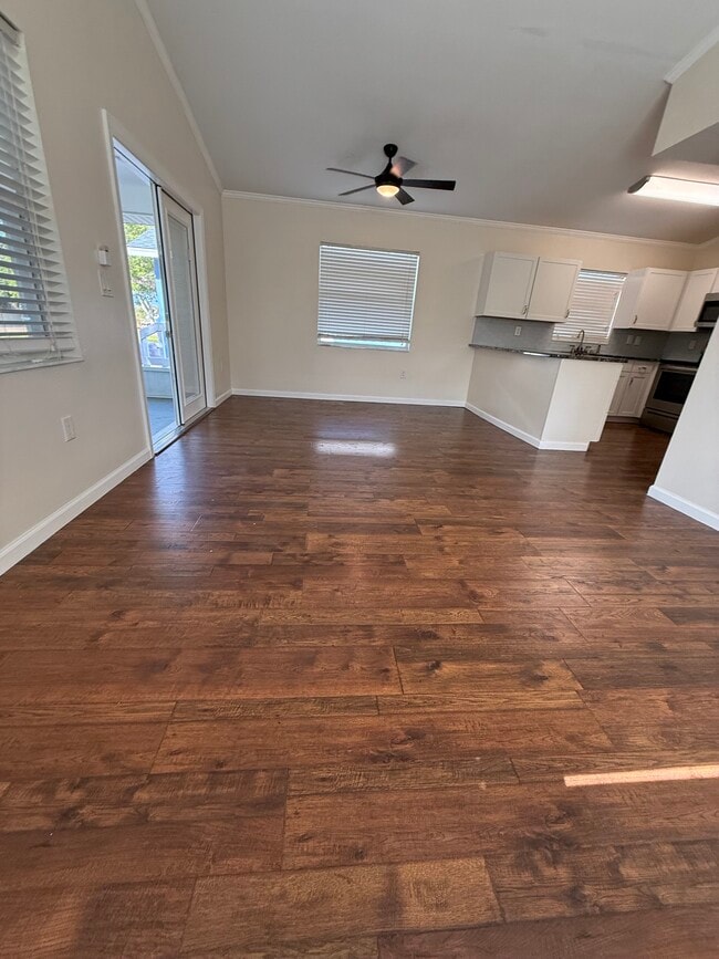 Photo - 107 58th St E