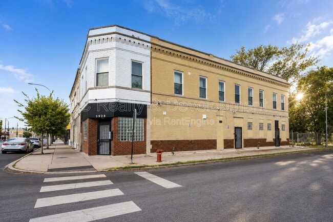 Building Photo - 3328 W Chicago Ave Unit 2R