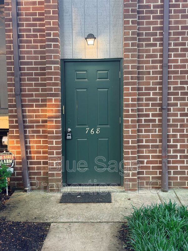 Photo - 768 Putnam Blvd