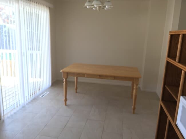 dining area - 5118 N Hawthorne St