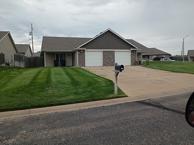 Building Photo - 435 Meadowlark Dr Rental