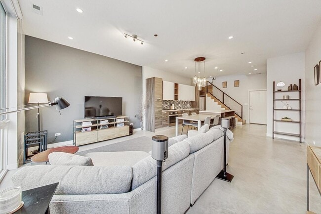 Photo - 4832 N Clark St