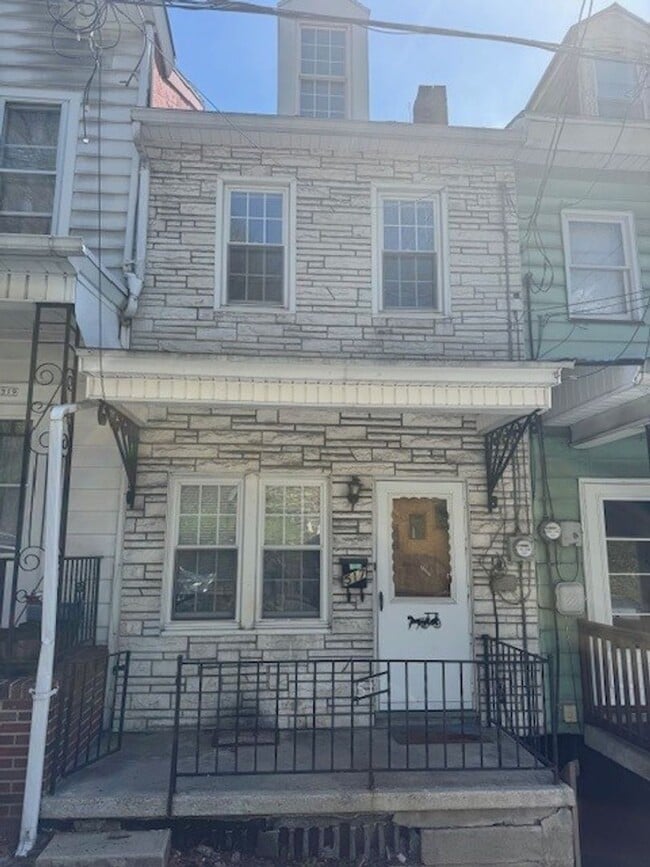 Building Photo - 4 bedroom 1 bathroom plus office