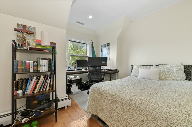 Building Photo - 1774 Beacon St Unit 6 Rental