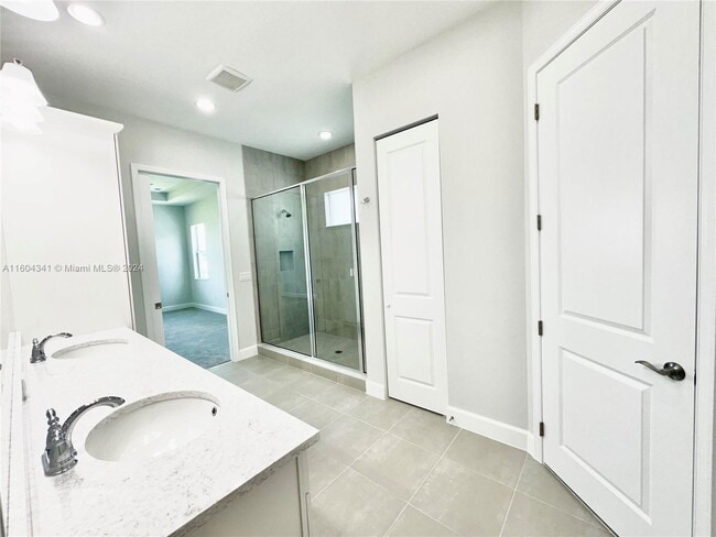 Photo - 5461 Empire Dr