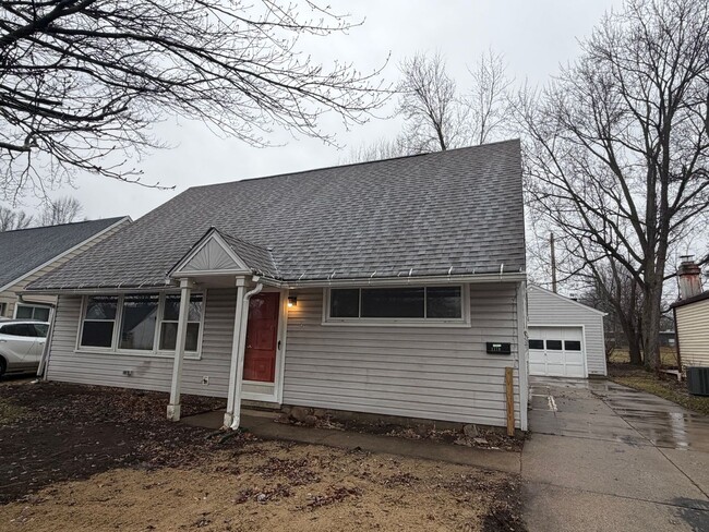 Building Photo - Charming 3-Bedroom Home in Cuyahoga Falls with Flexible Living Space & Fenced Yard!
