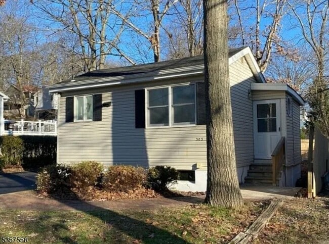 Photo - 303 Knox Way House