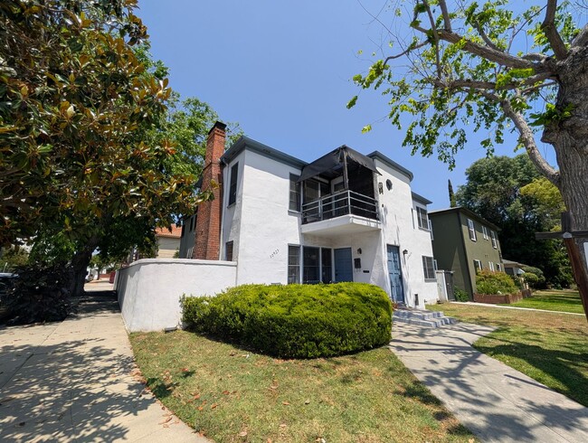 Building Photo - A. J and L. Rosenthal Unit 10925