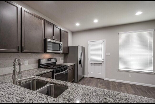 Photo - 17542 Holroyd Rd