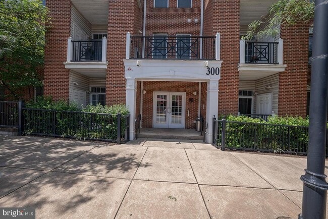 Building Photo - 300 W Elm St Unit 2410