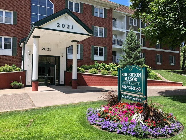 Front Entrance - Edgerton Manor Rental