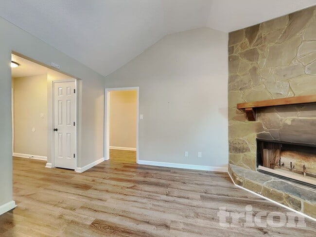 Photo - 4585 Hebbard Way