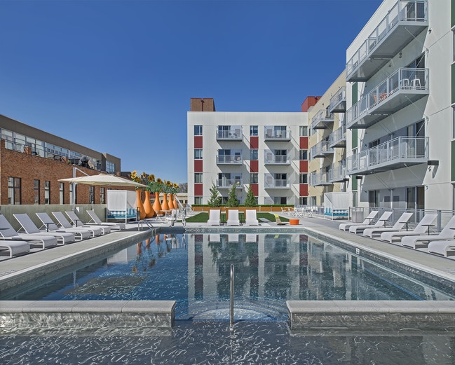 Piscina con terraza - The Scott at Brush Park Apartamentos