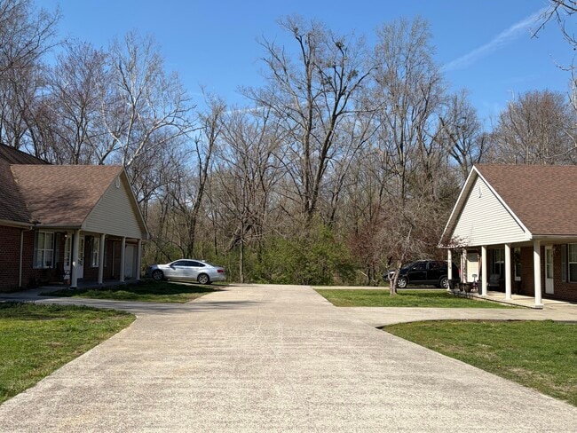 Building Photo - 207 Elm St