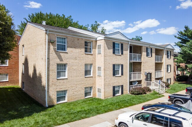 1BR, Den, 1BA - 993SF - Springfield Square