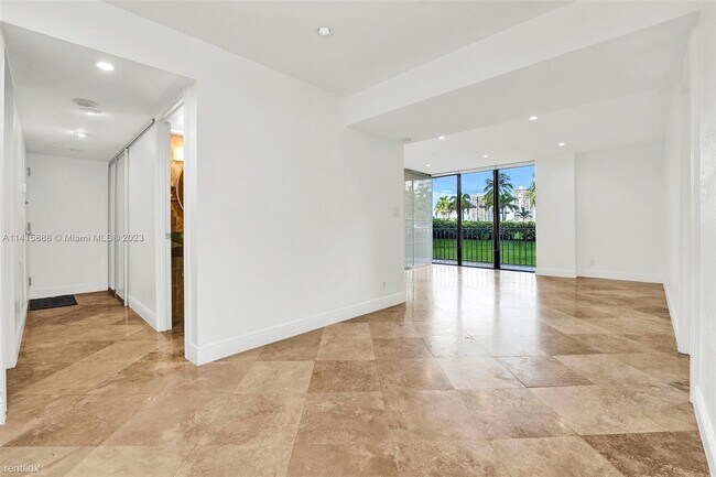 Photo - 2 br, 2 bath Condo - 18181 NE 31st Ct Apt 101 Unit Apt 101