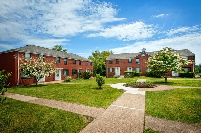 Building Photo - Hoodridge Court Apartments and Townhomes
