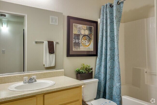 2 BR, 2 BA - 1,015 SF