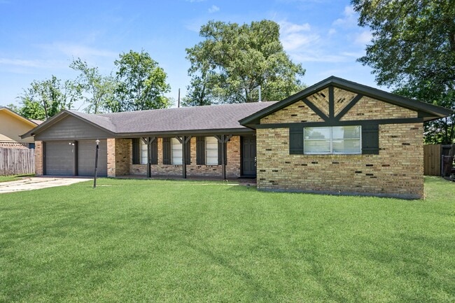 Photo - 340 Maxwell Dr