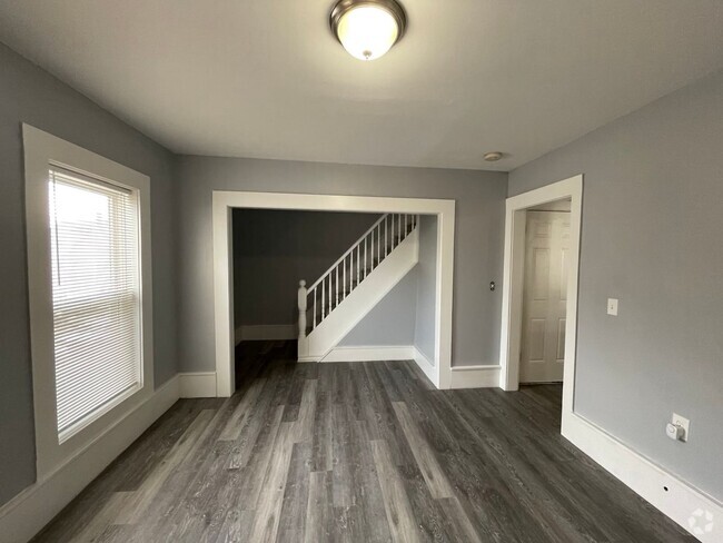 Building Photo - Second floor 4 Bedroom 1 Bathroom Two Stor... Unit 414-2 Manchester Rental