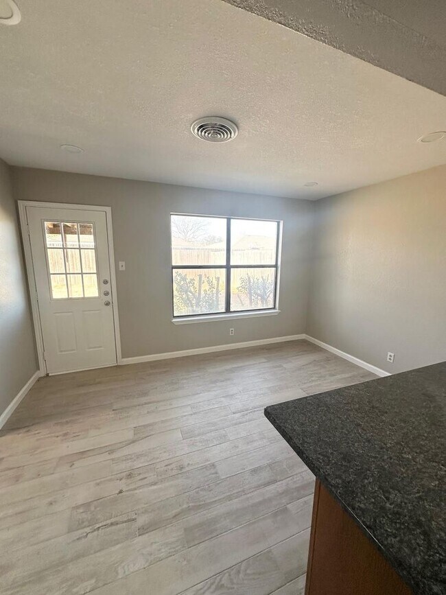 Photo - 3 Bedroom 2 Bathroom Available ASAP!