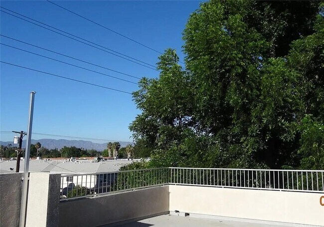 Building Photo - 18358 Saticoy St