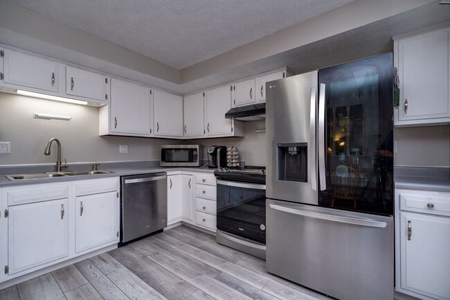 Building Photo - COME SEE THIS BEAUTY! Rental