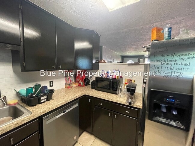 Photo - 960 Royal Pl