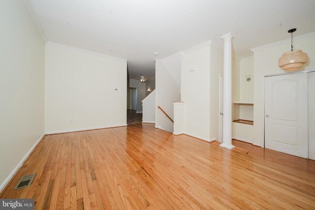 Photo - 714 Kirkcaldy Wy