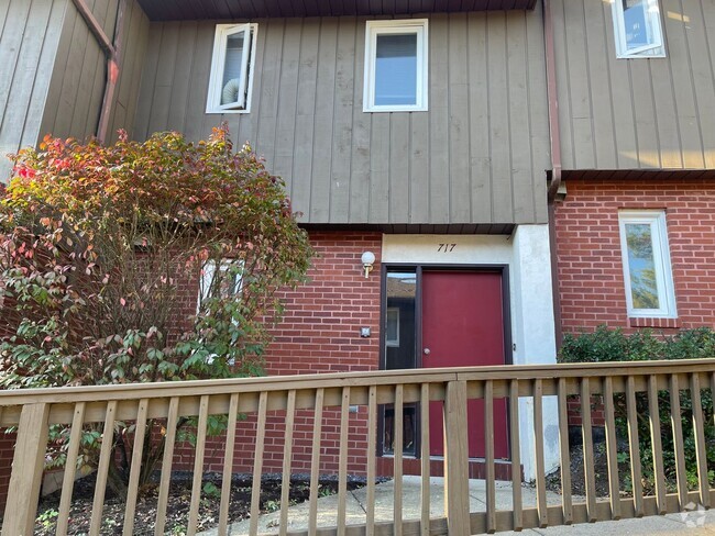 Building Photo - 2 Bedroom Unit Down the Street from Campus! Rental