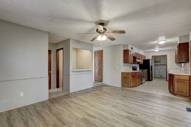 Photo - 4 bed, 1.5  house in Yukon