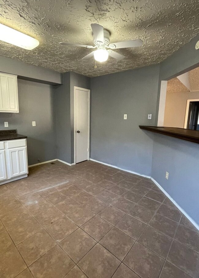 Photo - 16026 Highlander Dr