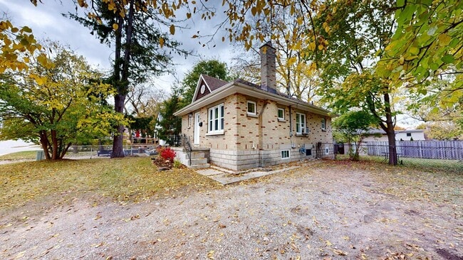 Building Photo - COZY TWO BEDROOM BUNGALOW WITH LARGE YARD