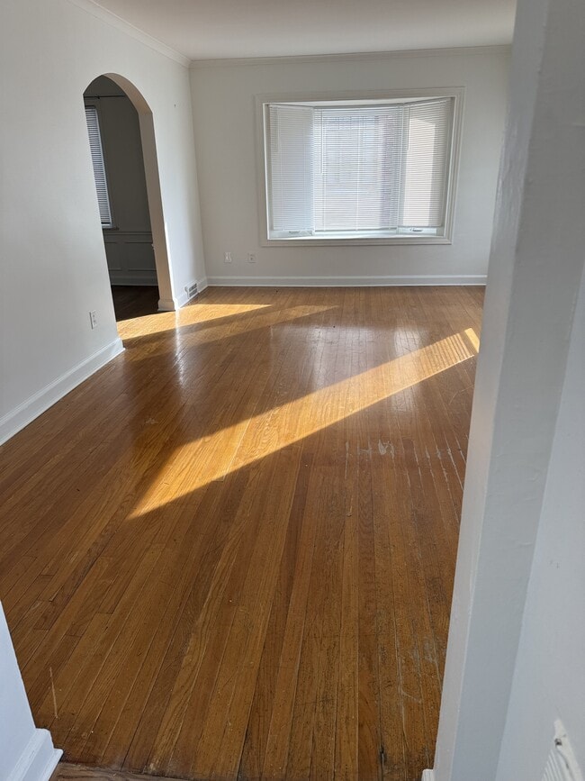 Photo - 5752 Bishop St