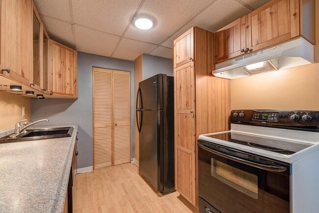 Building Photo - 1560 Douglas Ave Unit E58