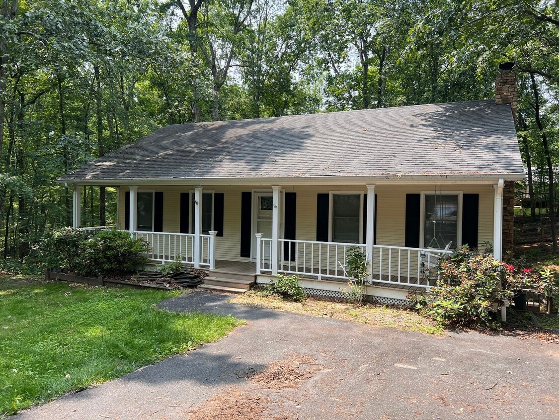 Photo - 678 Jefferson Drive - Lake Monticello Home!