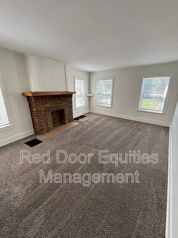 Photo - 403 1/2 W Wheeling St