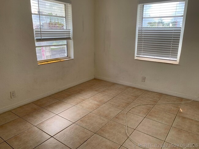 810 S 19th Ave Unit 1-2