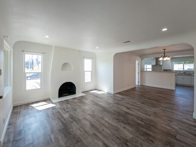 Photo - 723 W Doran St