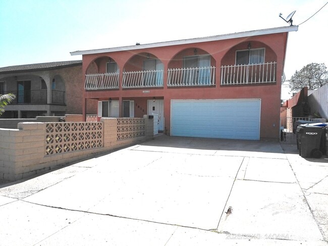 Building Photo - 4 Bedroom 3 bath house with 2 Car Garage