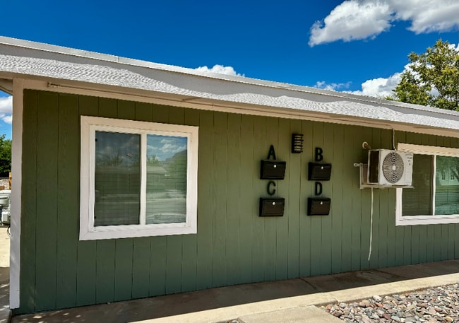 Photo - 1317 E 8th St Apartamento Unidad B