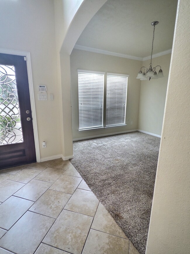 Photo - 118 Silverglen Ct