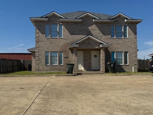 MARCH SUBLEASE! Spacious 3 bedroom 3 Bath... - MARCH SUBLEASE!  Spacious 3 bedroom 3 Bath... House