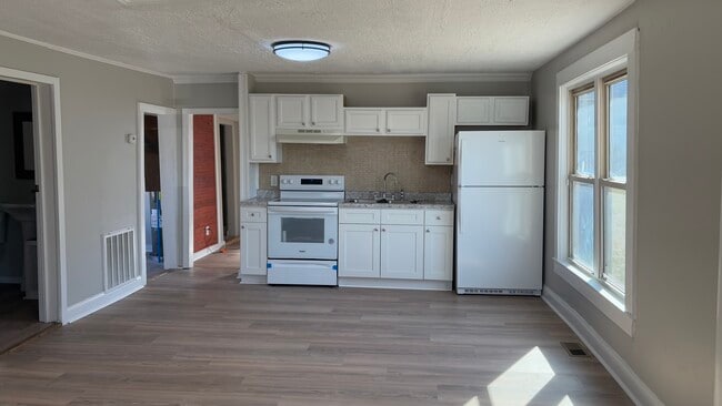 Photo - 904 E Myrtle Ave