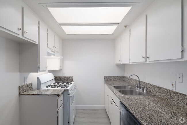 2BD, 2BA - 805SF - Kitchen