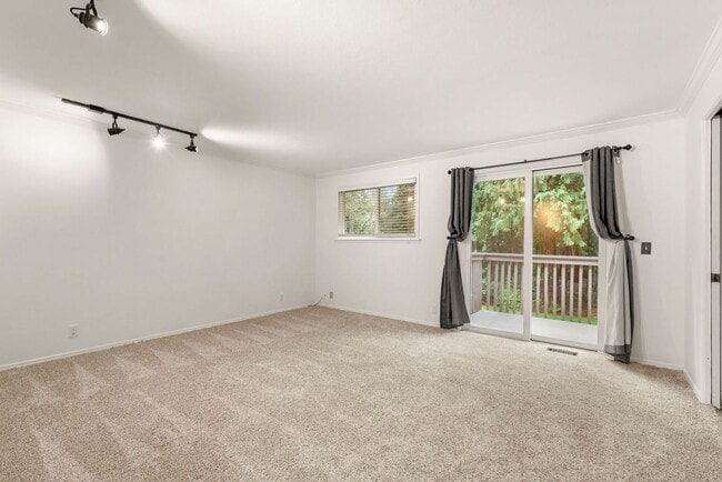 Photo - Beautiful & stunning 6-bed, 3-bath house in Edmonds for rent!